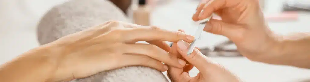 La manicura es mucho más que un toque de color en las uñas. Es un ritual que nos permite expresarnos, pero también refleja el cuidado y la atención que prestamos a nuestra salud y bienestar.